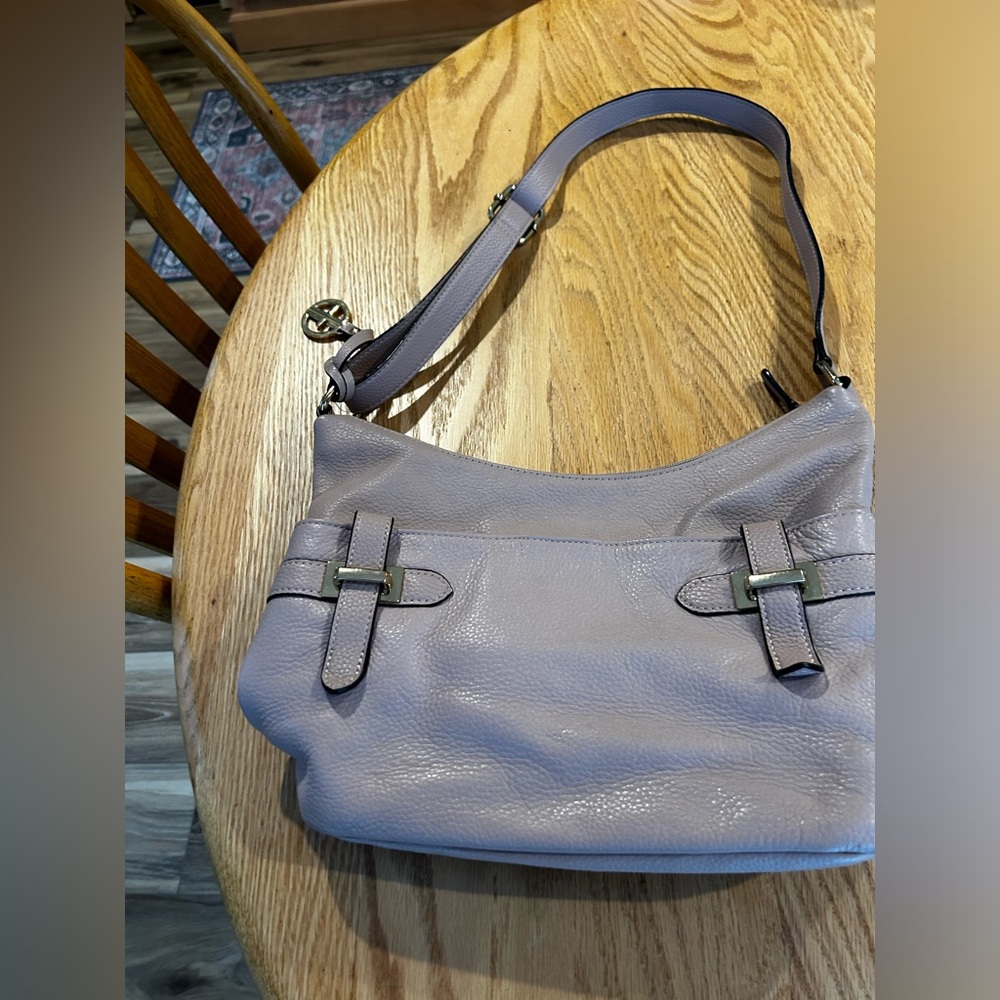 Pale pink shoulder strap bag.